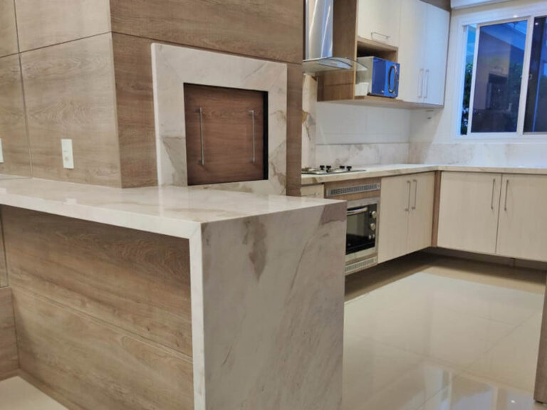 Obra com mármore, basalto, granito e quartzo no rs. Conte com a PedraZ.