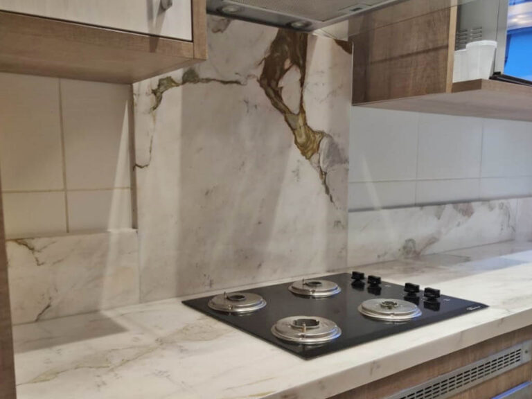 Obra com mármore, basalto, granito e quartzo no rs. Conte com a PedraZ.