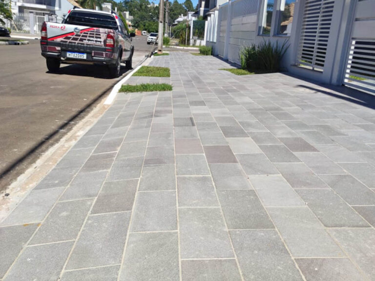 Calçada de rua com alto fluxo de pessoas, feita de pedra basalto e canteiros, construida pela equipe da PedraZ