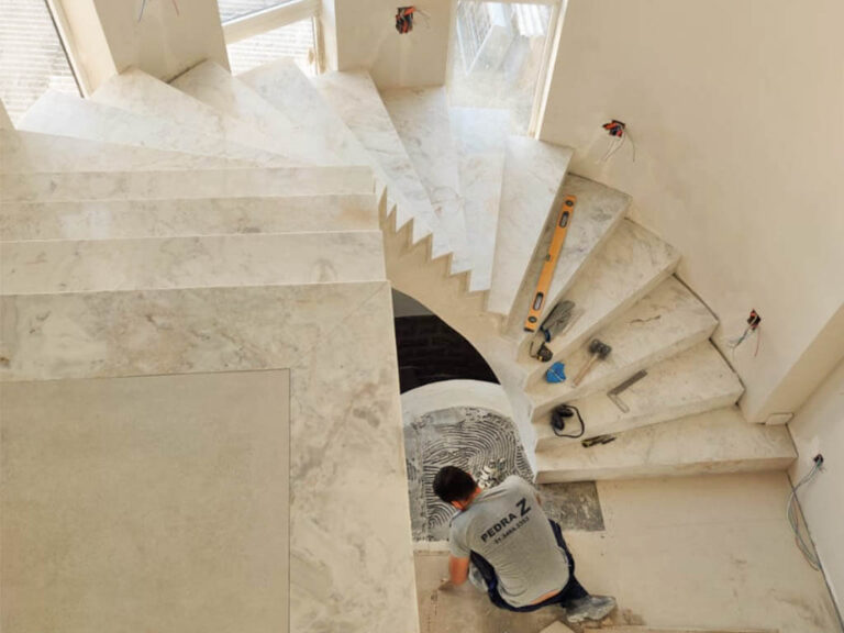 Obra com mármore, basalto, granito e quartzo no rs. Conte com a PedraZ.