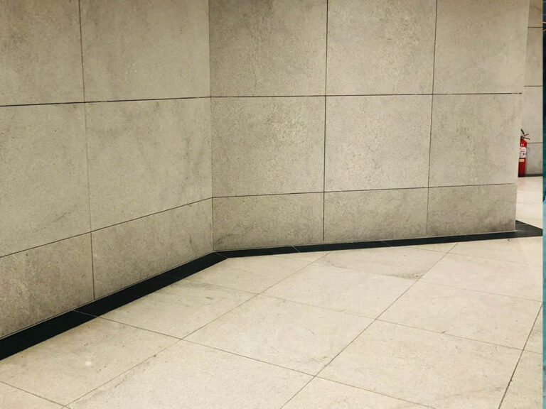 Obra com mármore, basalto, granito e quartzo, realizada em shopping na região de Porto Alegre.