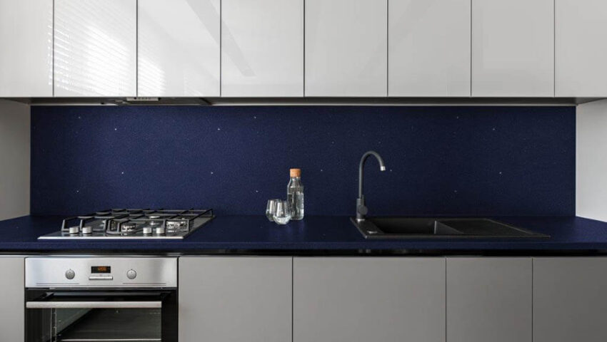 Pia da cozinha com Quartzo Stone de de cor azul.