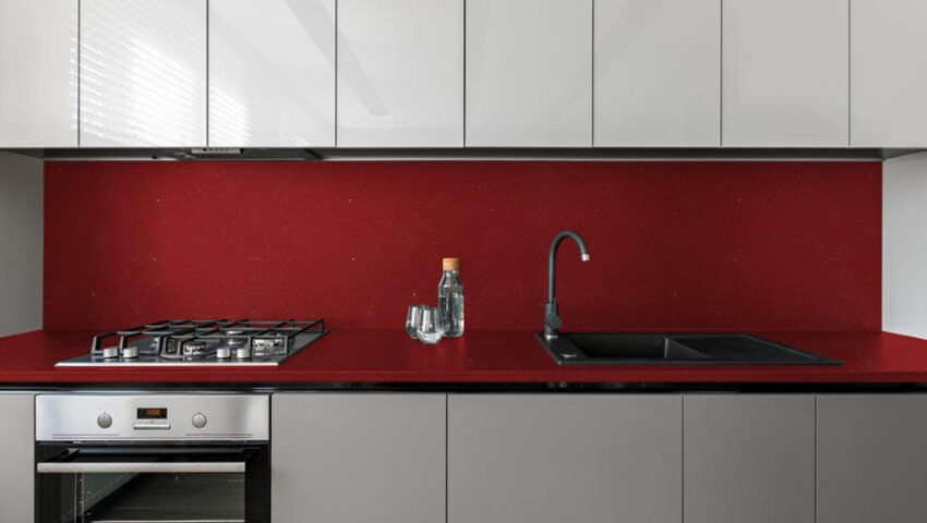 Cozinha com Quartzo Stone de de cor vermelha;